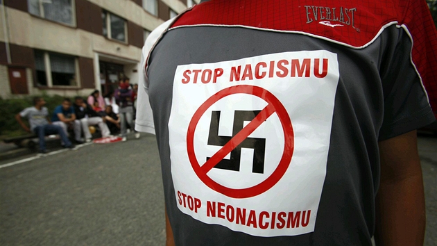 Obyvatel Nového Boru s nálepkou Stop neonacismu během první z trojice Obyvatel Nového Boru s nálepkou Stop neonacismu během první z trojice