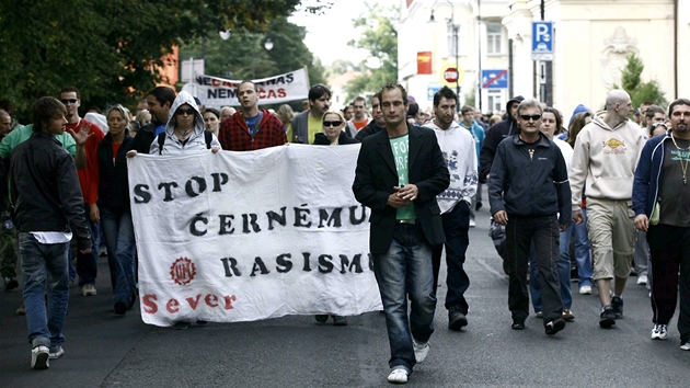 Lukáš Kohout v čele demonstrace ve Varnsdorfu kvůli neklidnému soužití s Romy Lukáš Kohout v čele demonstrace ve Varnsdorfu kvůli neklidnému soužití s Romy