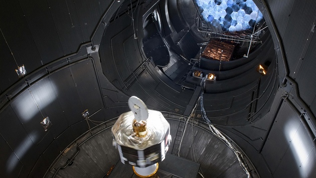 Sonda BepiColombo během zkoušek v LSS. V horní části obrázku vidíte zrcadlo Sonda BepiColombo během zkoušek v LSS. V horní části obrázku vidíte zrcadlo