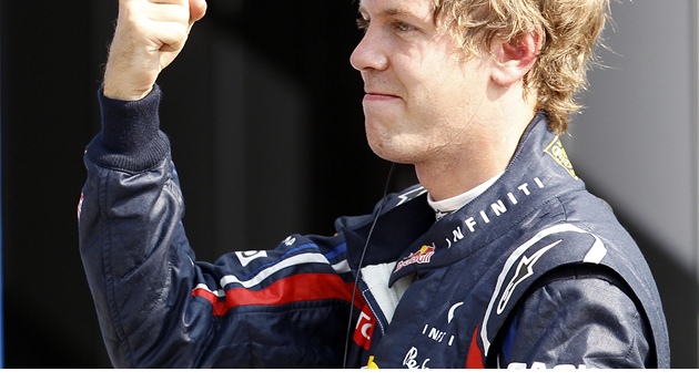 VÍTZ KVALIFIKACE. Sebastian Vettel slaví desátou pole position v sezon.