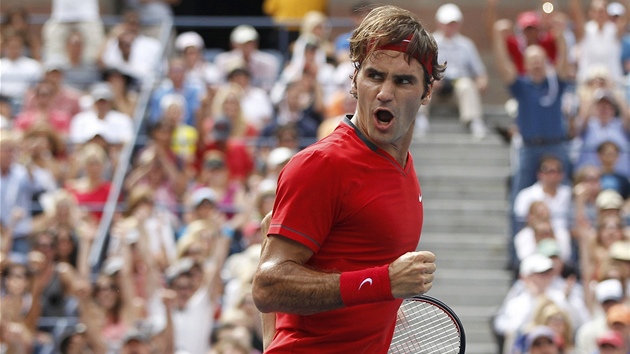 BRAVO. Roger Federer se raduje z povedeného úderu.