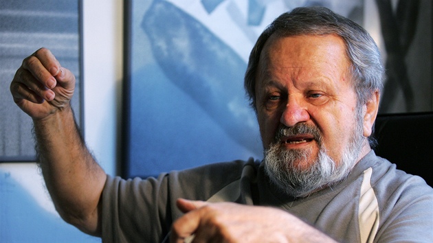 Výtvarník z Chodova Jiří Jun ve svém ateliéru. Výtvarník z Chodova Jiří Jun ve svém ateliéru.
