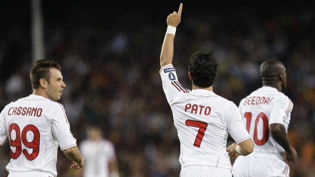 Pato z AC Milán se raduje z gólu, kterým u v 1. minut zaskoil domácí