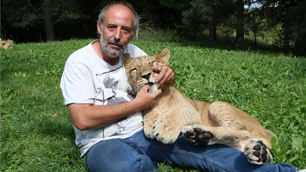 Miroslav Gajdorus se lvem Cézarem, kdy ml devt msíc.