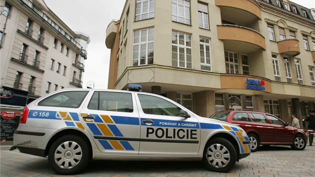 Vůz Škoda Octavia, který převážel větší množství peněz, přepadli v centru Vůz Škoda Octavia, který převážel větší množství peněz, přepadli v centru