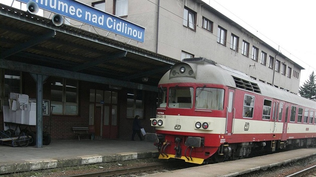 Zchátralé vlakové nádraí v Chlumci nad Cidlinou.