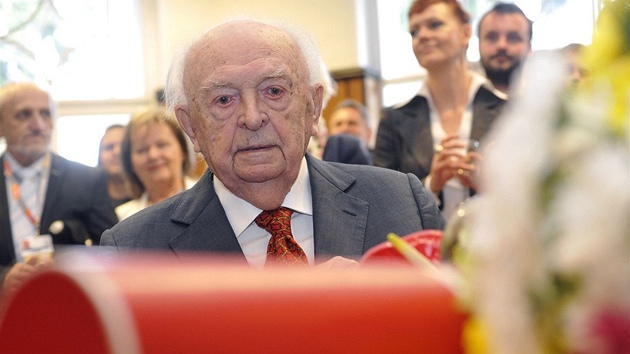 Otakar Vávra slaví 100. narozeniny po boku své manelky Jitky Nmcové.