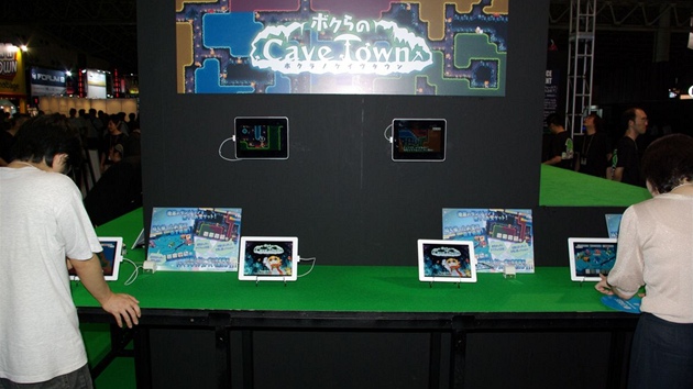 Mobilní hry a aplikace na Tokyo Game Show 2011 - speciální nástavec zmní mobil v puku.