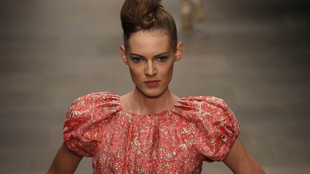 Pehlídka Paula Costelloea na londýnském týdnu módy pedstavila trendy na jaro