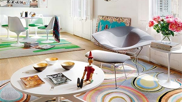 Barevné víry na moderním koberci Swirl od Paula Smitha v obývací ásti bytu