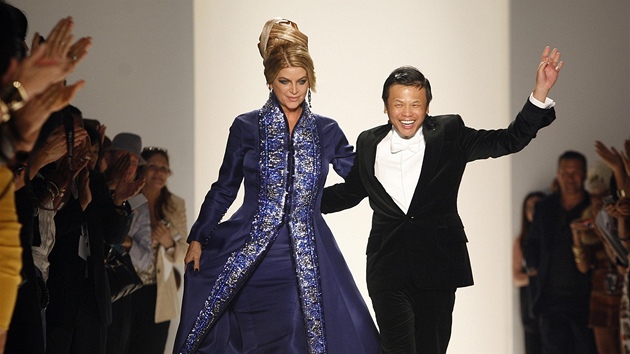 Kirstie Alley coby modelka na Fashion Weeku v New Yorku a návrhá Zang Toi...