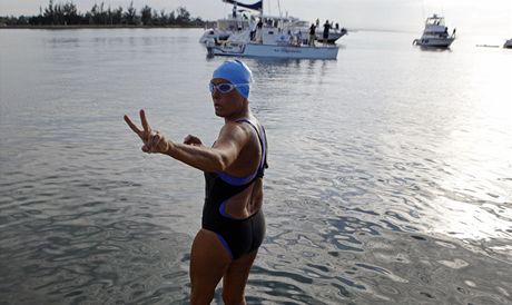 Americká plavkyn Diana Nyadová na zaátku svého pokusu peplavat z Kuby na Floridu