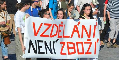 Demonstraci proti kolnému uspoádala v Praze iniciativa Vzdlání není zboí