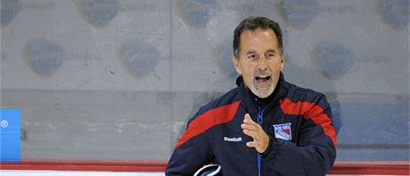 KOU. Trenér John Tortorella kouuje svj tým New York Rangers na tréninku v