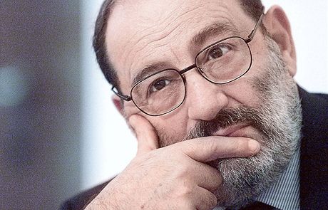 Italský spisovatel a sémiotik Umberto Eco