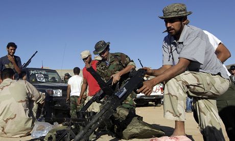 Libyjtí povstalci si pipravují zbran, chtjí dobýt msto Baní Valíd.