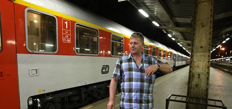 Na olomouckém nádraí zstal i Grzegorz Nezborawa z Polska. (16. ervna 2011)