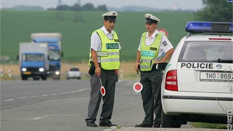 Policejní hlídka zastavila opilého motorkáe, který mél zákaz ízení. (Ilustraní snímek)