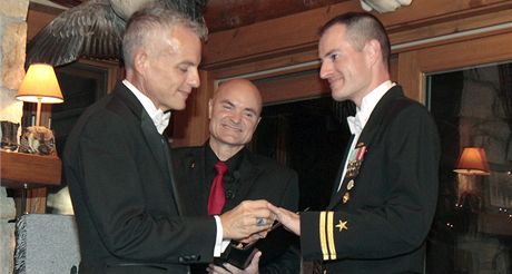 Poruík Gary Ross (vpravo) a Dan Swezy uzavírají svj satek. (20. záí 2011) 