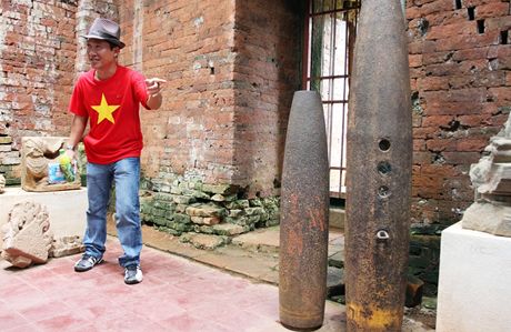 Prvodce Duong ukazuje americk linga (penis), jak sm oznail leteck bomby