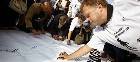 Starostov se podepisuj na protestn plakt, kter chtj pedat premirovi