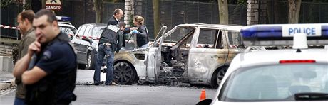 Francouztí policisté prohledávají ohoelý vrak auta v Orly. (21. záí 2011)