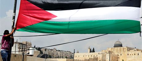 Mladík vyvuje palestinskou vlajku ve východní ásti Jeruzalému. (23. záí