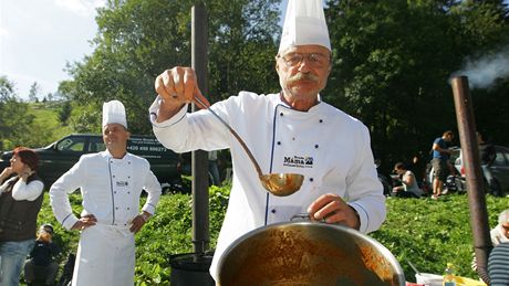 Herec Pavel Nový pi souti o nejlépe uvaený Krakonov gulá na parkoviti U...