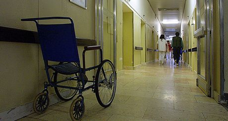 Pacientka v jihlavské nemocnici spadla z transportního vozíku. Podle vyetovatel na následky zranní po dvou msících zemela. Policie obvinila z usmrcení z nedbalosti zízence nemocnice. Ilustraní snímek.
