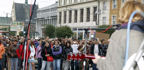 Demonstrace proti kácení strom na námstí Republiky v Pardubicích 