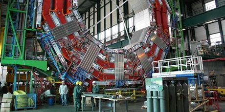 CERN - pohled na rozpracovaný urychlova LHC