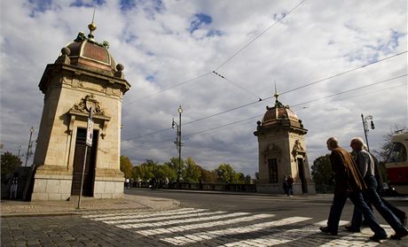 Restaurátoi dokonili opravy dvou domk na most Legií v Praze