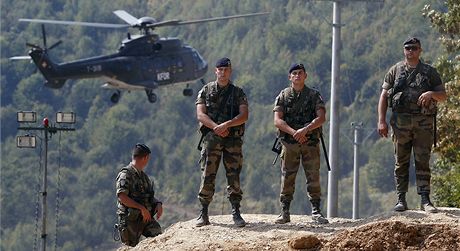 Vojci KFOR ste pechod Brnjak, kter si nrokuj kosovt Srbov