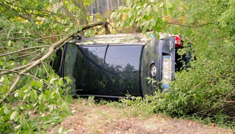 U Louky nedaleko Litovle na Olomoucku havarovalo auto. Spolujezdci se pi ní ván zranili, idi z místa nehody zmizel, ovem následn ho vypátral policejní pes.