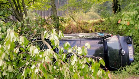 U Louky nedaleko Litovle na Olomoucku havarovalo auto. Spolujezdci se pi n vn zranili, idi z msta nehody zmizel, ovem nsledn ho vyptral policejn pes.