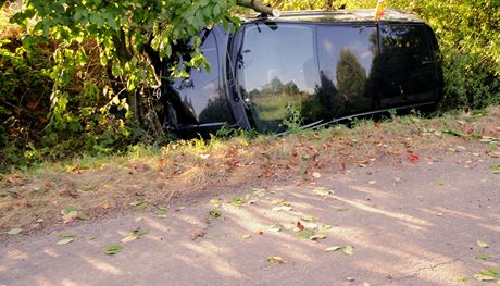 U Louky nedaleko Litovle na Olomoucku havarovalo auto. Spolujezdci se pi n vn zranili, idi z msta nehody zmizel, ovem nsledn ho vyptral policejn pes.