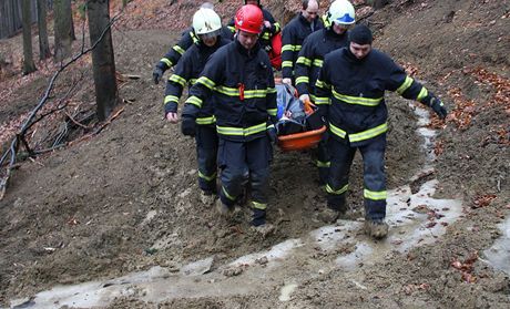 Hasii museli vytáhnout pt zranných lidí, kteí se zítili ze svahu k ece Úp. Ilustraní snímek