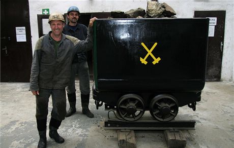 Poslední ruda byla ve tolách Zlatých Hor vytena v roce 1993 (na snímku práv poslední vytený vozík rudy). Msto te chce prolomit vládní veto a tbu obnovit.