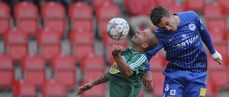 Michael ika (vlevo) z Bohemians 1905 v hlavikovém souboji s Josefem uralem