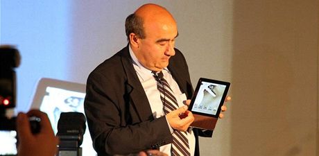 f Aceru Gianfranco Lanci ukazuje prototyp tabletu