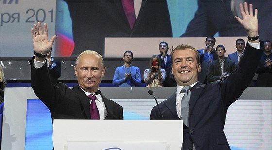 Ruský premiér Vladimir Putin (vlevo) a prezident Dmitrij Medvedv na sjezdu