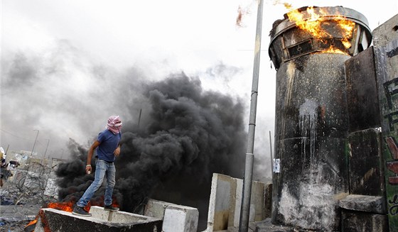 Palestinský mladík bhem potyek u pechodu mezi Ramalláhem a Jeruzalémem (23.