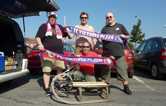 Skupina plzeských fanouk vyrazila autem do Milána povzbudit Viktorii v