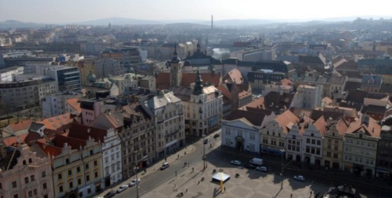 Pohled do plzeských ulic z ve katedrály sv. Bartolomje