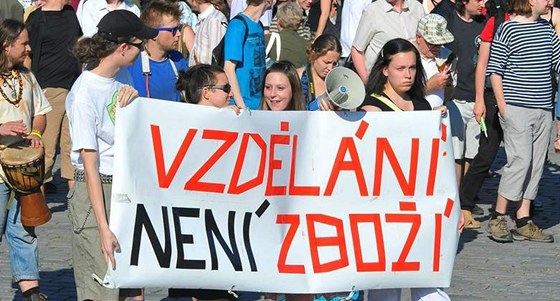 Demonstraci proti kolnému uspoádala v Praze iniciativa Vzdlání není zboí