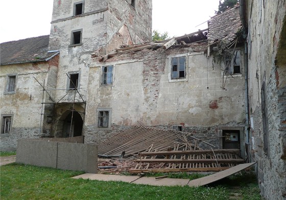 Na zámku v Brtnici se zítila ást stechy, zámek i park je do odvolání uzaven.