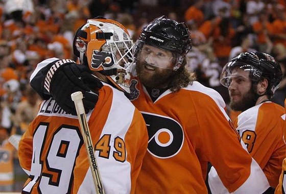 VÍTZSTVÍ. Scott Hartnell se raduje z vítzství ve finálovém duelu Stanley Cupu