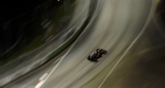 ZVRCHU. Sebastian Vettel ujídí v kvalifikaci na Velkou cenu Singapuru. 