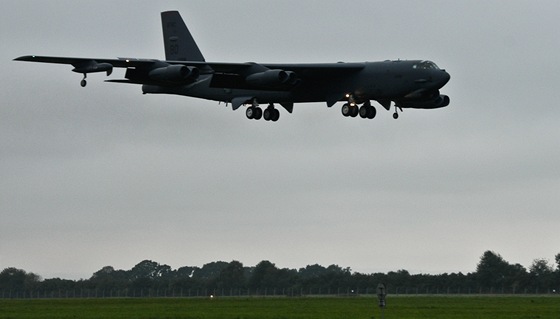 Americký bombardér B-52H Stratofortress pistává na ostravském letiti.