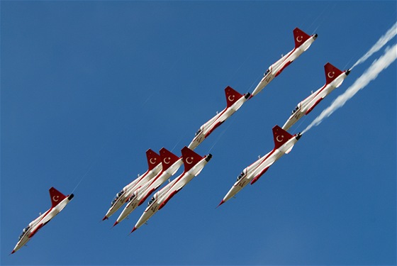 Akrobatická skupina Turkish Stars na Dnech NATO v Ostrav.